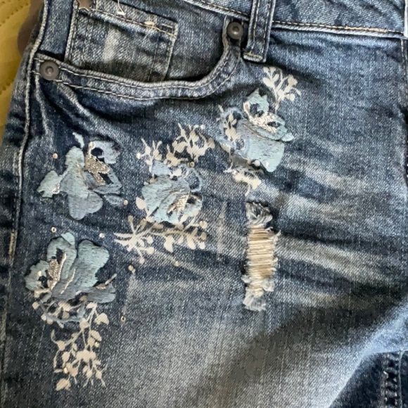 Bundle of four items three shorts and one tank all fit size medium or 7 to 9 - Picture 7 of 10